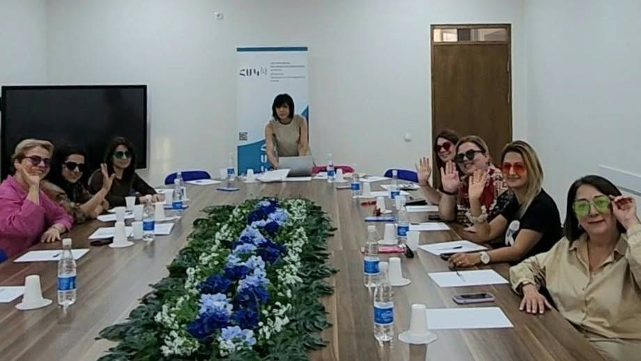 «ԵՐԵԽԱՍ ԻՄ ԱՉՔԵՐՈՎ, ԿԱՄ ԻՆՉՊԻՍԻՆ ԵՄ ԵՍ ՏԵՍՆՈՒՄ ՆՐԱՆ» խորագրով ծնողավարության դասընթաց